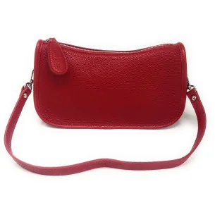 Sac baguette tendance femme en cuir grainé porté épaule de travers et bandoulière rouge