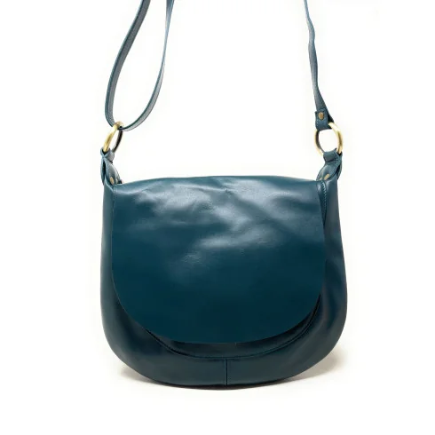 Sac bandoulière tendance femme en cuir lisse italien porté épaule de travers et bandoulière bleu roi