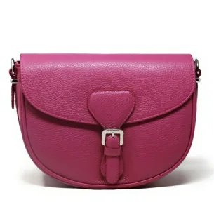 Sac trotteur bandoulière femme tendance en cuir grainé porté épaule bandoulière et de travers rose fuchsia