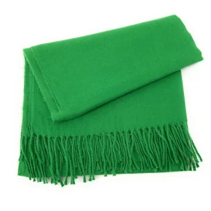 Foulard tendance femme en viscose laine et coton porté écharpe châle et cou vert anglais