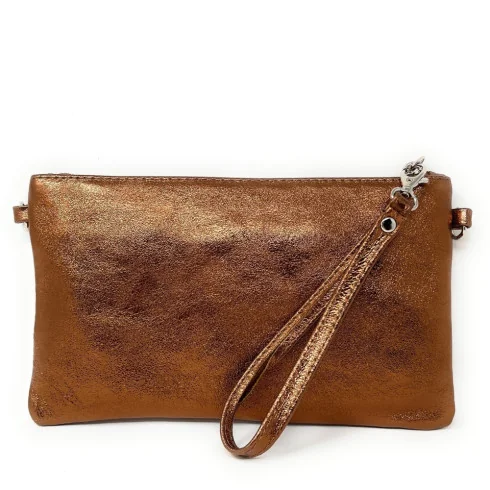 Sac pochette tendance femme en cuir italien pur cuir de vachette porté de travers et main rouge irisé