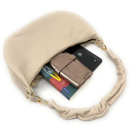 Sac à main hobo très tendance femme en cuir de qualité porté bandoulière ou épaule beige