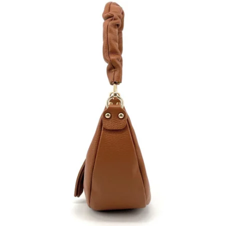 Sac hobo en cuir grainé pour femme fabriqué en Italie porté épaule avec bandoulière marron camel foncé