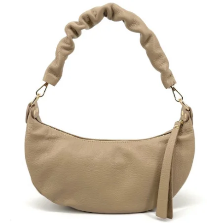 Sac pour femme forme baguette en cuir grainé italien pur vachette taupe clair porté épaule