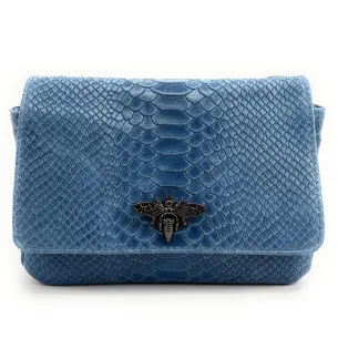 Sac bandoulière femme tendance en cuir embossé serpent porté épaule de travers et bandoulière bleu denim