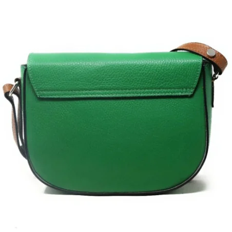 Sac trotteur très tendance femme en cuir italien grainé porté de travers avec bandoulière réglable vert anglais