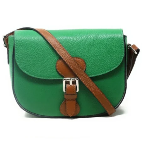 Sac trotteur bandoulière femme tendance en cuir grainé porté épaule de travers et bandoulière vert anglais