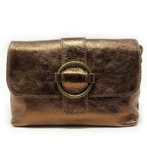 Mini sac bandoulière tendance femme en cuir lisse porté épaule de travers et bandoulière bronze