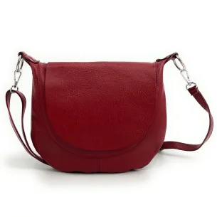 Sac besace bandoulière femme tendance en cuir grainé porté épaule de travers et bandoulière rouge cerise