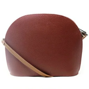 Sac trotteur bandoulière femme tendance en cuir italien grainé porté de travers épaule et bandoulière rouge bordeaux