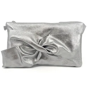 Sac pochette tendance femme en cuir irisé porté main de travers et bandoulière argent