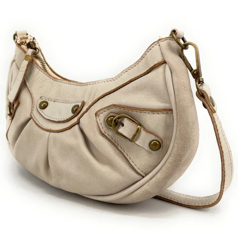 Sac baguette femme en cuir vintage taupe clair pur vachette haut de gamme porté épaule avec bandoulière