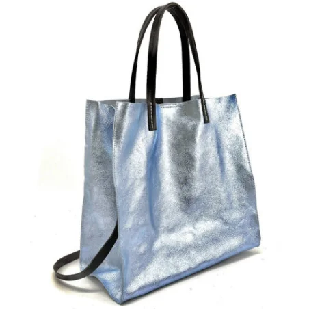 Sac femme très tendance en cuir métallisé porté épaule avec bandoulière amovible bleu ciel irisé