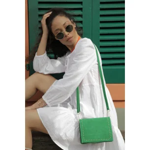 Mini sac bandoulière femme tendance en daim porté de travers et épaule vert anglais