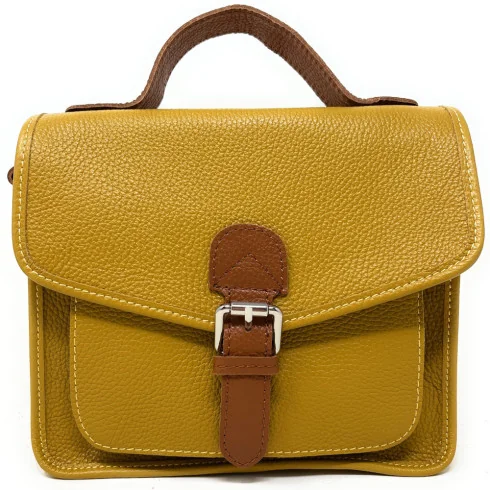 Sac cartable tendance femme en cuir grainé italien porté bandoulière et main jaune moutarde