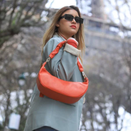 Sac femme hobo en cuir grainé pur vachette fabriqué en Italie orange porté épaule