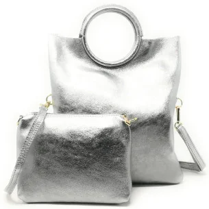 Sac femme très tendance en cuir lisse porté main épaule de travers et bandoulière gris clair