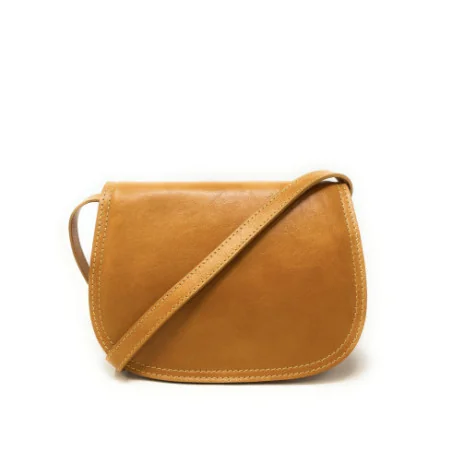 Sac bandoulière tendance femme forme besace en cuir lisse jaune porté épaule et bandoulière