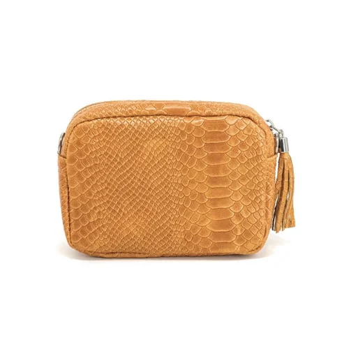 Mini sac trotteur bandoulière femme tendance en cuir embossé porté main épaule et bandoulière rouge fraise