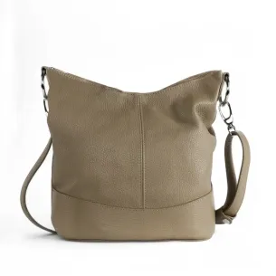 Sac bandoulière très tendance femme en cuir grainé italien porté épaule et de travers taupe clair sac seau