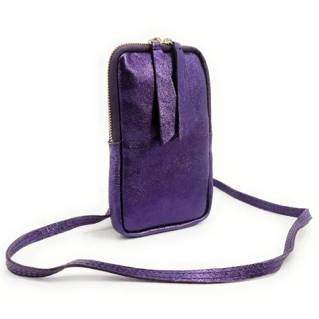 Sac pochette très tendance femme en cuir irisé porté bandoulière violet irisé