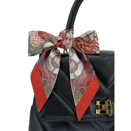 personnalisation de sacs à main avec un foulard effet satin rouge