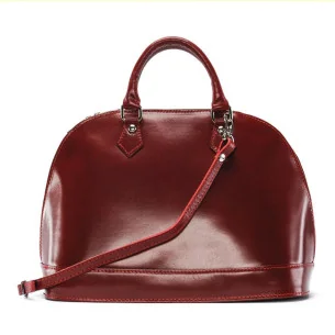 Sac à main très tendance femme en cuir lisse porté main épaule de travers et bandoulière rouge foncé