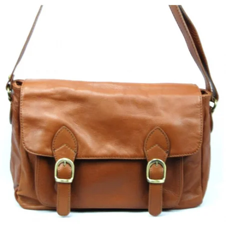 Sac bandoulière tendance femme en cuir lisse porté de travers avec bandoulière réglable cognac foncé