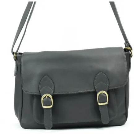 Sac bandoulière tendance femme en cuir lisse porté épaule de travers et bandoulière gris foncé