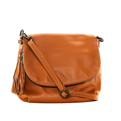 Sac très tendance femme en cuir lisse italien porté de travers et bandoulière cognac