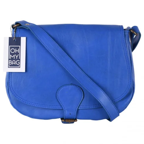 Sac tendance femme en cuir lisse italien porté épaule de travers et bandoulière bleu foncé