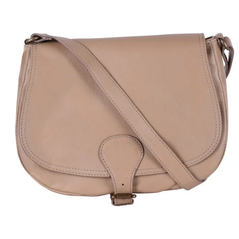 Sac tendance femme en cuir lisse italien porté épaule de travers et bandoulière bleu foncé