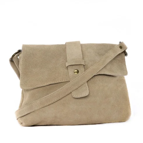 Sac tendance femme en cuir porté de travers et bandoulière taupe clair