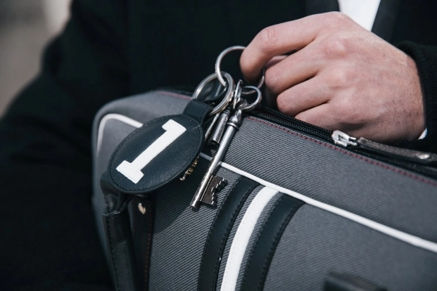 sac ordinateur gris fonce et porte clés cuir noir